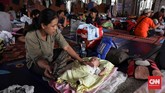BNPB mencatat per Rabu (26/2), jumlah pengungsi karena banjir di wilayah Jakarta-Bogor-Depok-Tangerang-Bekasi (Jabodetabek) jumlah pengungsi mencapai 19.901 warga (5.954 Kepala Keluarga). (CNNIndonesia/Safir Makki)