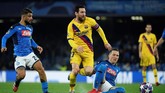 Napoli menjamu Barcelona dalam leg pertama babak 16 besar Liga Champions di San Paolo, Selasa (25/2) waktu setempat. (Photo by Filippo MONTEFORTE / AFP)