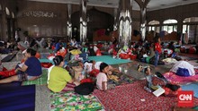 FOTO: Wajah-wajah di Bawah Atap Pengungsian Banjir Jakarta