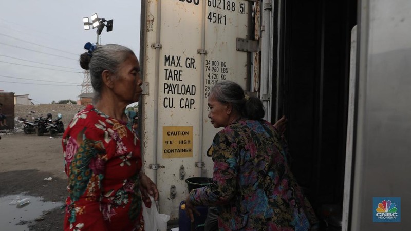 Mereka mengungsi ke dalam peti kemas milik perusahaan logistik yang berada di dekat permukiman mereka.