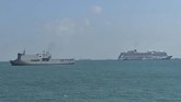 KRI dr Soeharso milik TNI AL berada di dekat Kapal World Dream saat evakuasi WNI awak kapal di Selat Durian Kepulauan Riau, 26 Februari 2020. Sebanyak 188 awak kapal World Dream dievakuasi menggunakan KRI dr Soeharso menuju tempat observasi COVID-19 di Pulau Sebaru Kecil, Kepulauan Seribu. (Dok. Dispenal)