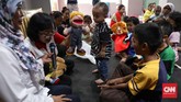 Hiburan di pengungsian bisa menjadi obat mujarab peluntur trauma banjir di benak anak-anak. (CNNIndonesia/Safir Makki)