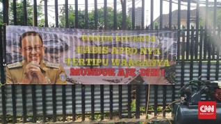 Satpol PP Copot Spanduk 'Banjir Kotanya, Anies Mundur'