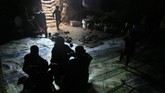 Setelah kehilangan rumah akibat serangan bom, warga mulai memanfaatkan ‘hunian’ bawah tanah dengan membuat gua sebagai hunian sementara. (Photo by Aref TAMMAWI / AFP)
