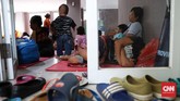 Wanita, pria, remaja, anak-anak. Semua berkumpul di pengungsian demi menghindari banjir yang telah merendam rumah mereka. (CNNIndonesia/Safir Makki)