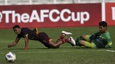 Osas Saha (kiri) mampu diantisipasi kiper Shan United Thiha Shitu. (ANTARA FOTO/Aditya Pradana Putra/ama)