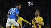 Napoli berhasil memperagakan pertahanan yang kokoh dalam menghalau tekanan-tekanan dari Barcelona. (Photo by Filippo MONTEFORTE / AFP)