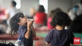 Walaupun berada di pengungsian, anak-anak kecil tetap dengan keniscayaan dirinya untuk selalu mencari permainan yang menyenangkan walau seadanya. (CNNIndonesia/Safir Makki)