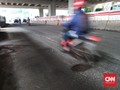 Pengendara Motor Keluhkan Lubang-lubang di Jalan Pascabanjir
