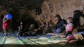 Warga mengaku tidak memiliki pilihan selain menggali tanah dan membuat tempat perlindungan dari serangan udara. (Photo by Aref TAMMAWI / AFP)