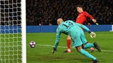 Gol ketiga Bayern baru terjadi pada menit ke-76. Penyelesaian Robert Lewandowski menuntaskan umpan Alphonso Davies. (Photo by Glyn KIRK / AFP)