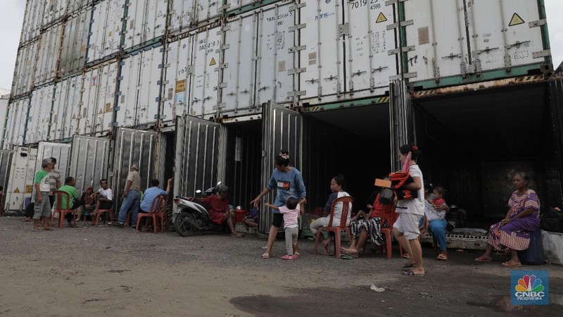 Mereka mengungsi ke dalam peti kemas milik perusahaan logistik yang berada di dekat permukiman mereka.