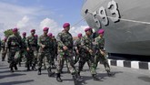 Sebanyak 195 personel Komando Tugas Gabungan Terpadu (Kogasgabpad) terdiri dari TNI-Polri, BNPB, Kemenkes, dan aparat pemerintah Kabupaten Kepulauan Seribu diperbantukan untuk menangani observasi 188 WNI dari ABK World Dream di Pulau Sebaru. (ANTARA FOTO/M Risyal Hidayat)
