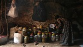 Shamseddeen Darra, salah satu warga yang menggunakan ruangan bawah tanah sebagai tempat perlindungan bersama ketiga saudara lelaki dan istri mereka, serta lebih dari 12 anak-anak. (Aref TAMMAWI / AFP)