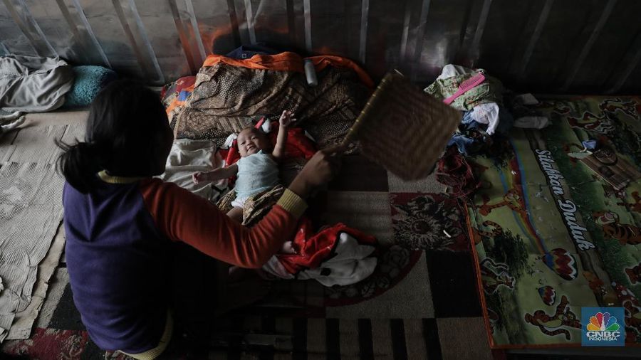 Mereka mengungsi ke dalam peti kemas milik perusahaan logistik yang berada di dekat permukiman mereka.