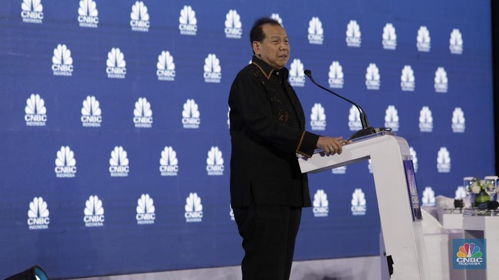Founder & Chairman CT Corp Chairul Tanjung memberi sambutan di acara CNBC Indonesia Economic Outlook 2020 di The Ritz Carlton Ballroom, Pasific Place, Jakarta, Rabu 26/2/2020. (CNBC Indonesia/Tri Susilo)