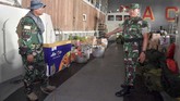 Pangkogabwilhan I Laksamana Madya TNI Yudo Margono mengecek kesiapan personel TNI usai Upacara Satgas Bantuan Kemanusiaan WNI di Pulau Sebaru di tank deck KRI Banda Aceh-593 yang bersandar di Mako Kolinlamil, Jakarta, 26 Februari 2020. (ANTARA FOTO/M Risyal Hidayat)
