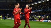 Joshua Kimmich, Thomas Mueller, dan Robert Lewandowski merayakan kemenangan bersama suporter yang turut bertandang ke London. (Photo by Glyn KIRK / AFP)