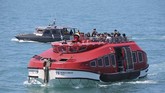 Puluhan WNI kru kapal World Dream naik kapal transfer untuk dipindahkan ke KRI dr Soeharso yang difasilitasi TNI AL, di Selat Durian Kepulauan Riau, 26 Februari 2020. (Dok. Dispenal)