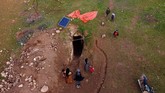 Serangan mematikan pasukan pemerintah dan kelompok pemberontak di Idlib, Suriah menyisakan duka bagi warga. (Aref TAMMAWI/AFP)