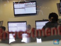 Tunggu Pengumuman Bunga Acuan, IHSG Melemah di Closing Sesi 1