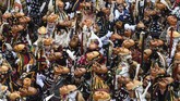 Orang-orang memakai masker dalam karnaval di Rottweil, Jerman. (Patrick Seeger/DPA via AP)