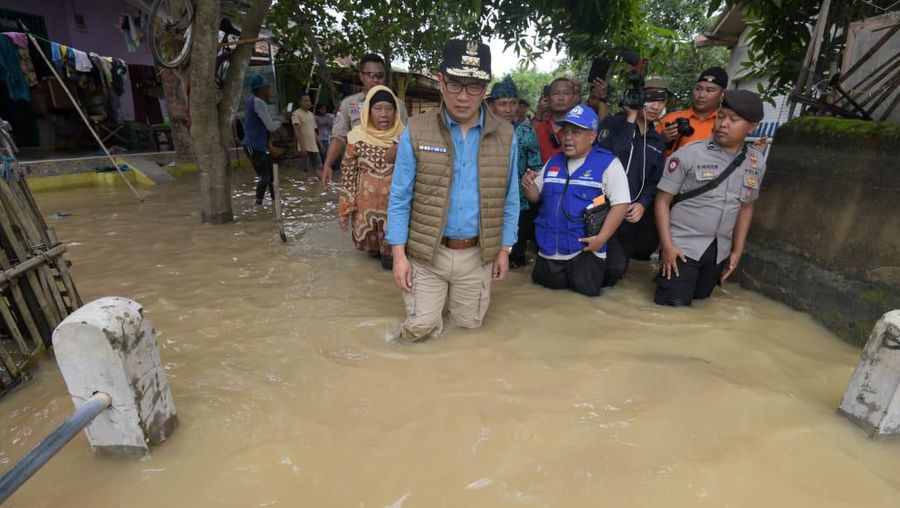 Gubernur Jawa Barat (Jabar) Ridwan Kamil langsung meninjau lokasi banjir di Kecamatan Pamanukan, Kabupaten Subang.