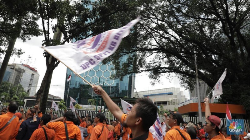Para pekerja di perusahaan BUMN dan anak perusahaan BUMN menggelar aksi unjuk rasa di Kantor Menteri BUMN,