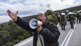 Penduduk Pulau Lesbos dan Chios di Yunani bentrok dengan polisi karena menolak pembangunan kamp untuk menampung pengungsi. (Photo by ARIS MESSINIS / AFP)