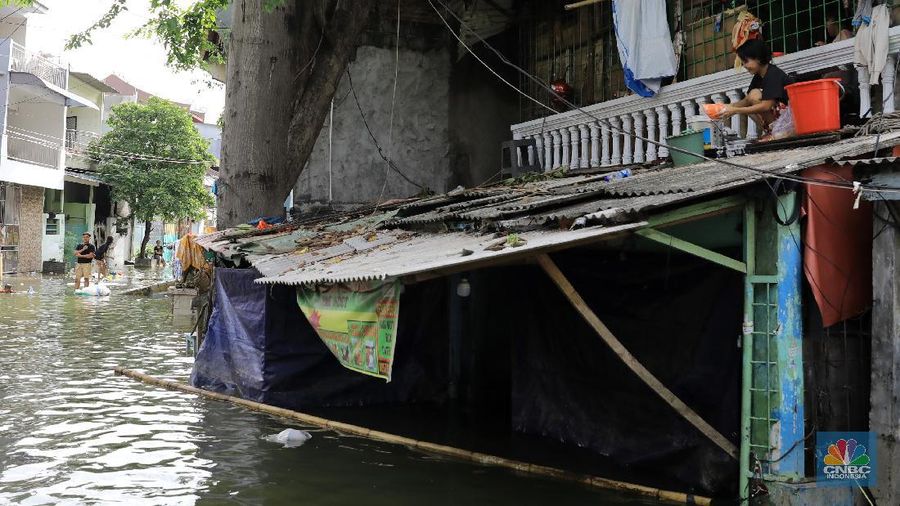 Banjir di Teluk Gong sudah melanda sejak Selasa dan hingga kini ketinggian banjir sekitar 40 hingga 50 cm.