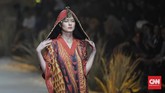 Dalam pembukaan, sebanyak 13 desainer dan label berparade memamerkan karya di atas panggung runway. (CNN Indonesia/ Adhi Wicaksono)