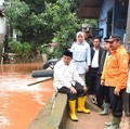 Banjir Bekasi, Uu Ruzhanul Serahkan Bantuan untuk Para Korban