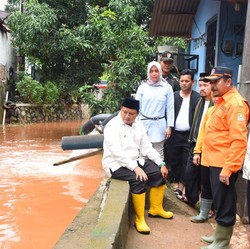 Banjir Bekasi, Uu Ruzhanul Serahkan Bantuan untuk Para Korban