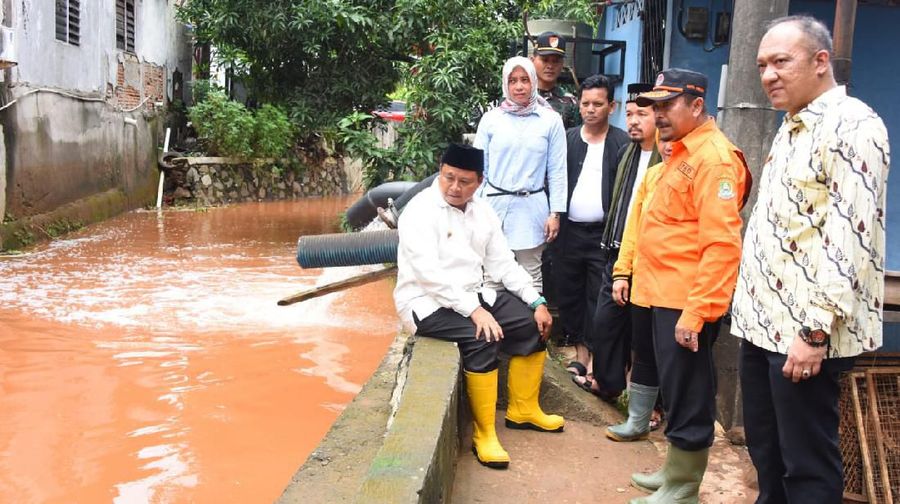 Uu Ruzhanul Ulum meninjau langsung lokasi banjir di Perumahan Bumi Nasio Indah, Kelurahan Jatimekar, Kecamatan Jatiasih, Kota Bekasi, Kamis (27/2).