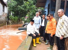 Banjir Bekasi, Uu Ruzhanul Serahkan Bantuan untuk Para Korban
