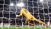 Pada menit ke-83, Manchester City berbalik unggul 2-1 lewat eksekusi penalti Kevin De Bruyne. Penalti diberikan usai Raheem Sterling dilanggar Dani Carvajal. (Photo by JAVIER SORIANO / AFP)