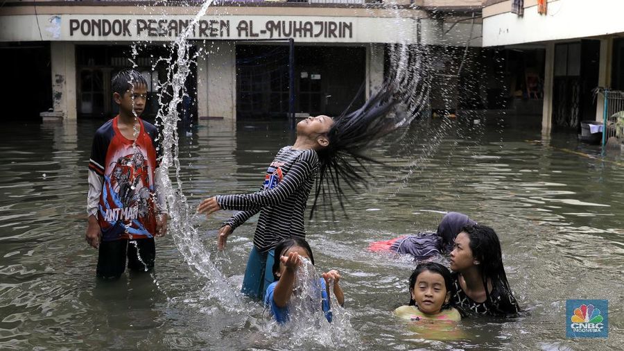 Banjir di Teluk Gong sudah melanda sejak Selasa dan hingga kini ketinggian banjir sekitar 40 hingga 50 cm.