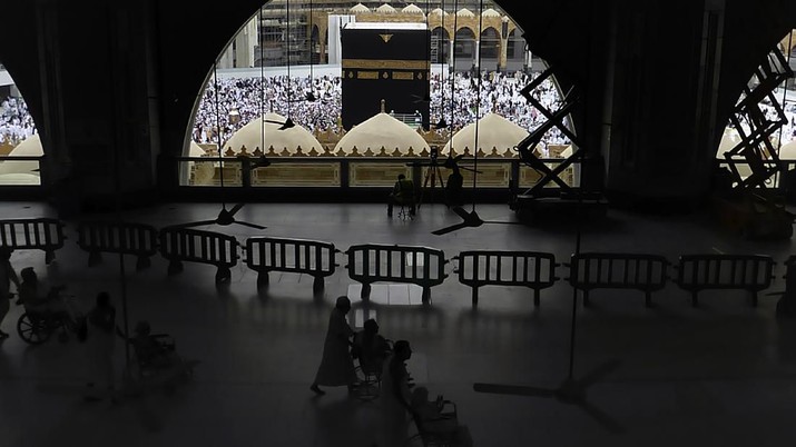 Umat Muslim mengelilingi Ka'bah, saat menjalani ibadah Umrah, di kota suci Muslim di Mekah, Arab Saudi, Senin, 24 Februari 2020. (Foto AP / Amr Nabil) In this Monday, Feb. 24, 2020, photo, Muslim pilgrims circumambulate around the Kaaba, the cubic building at the Grand Mosque, during the minor pilgrimage, known as Umrah in the Muslim holy city of Mecca, Saudi Arabia. Saudi Arabia on Thursday, Feb. 27, 2020, halted forei to the holiest sites in Islam over fears about a new viral epidemic just months ahead of the annual hajj pilgrimage. (AP Photo/Amr Nabil)
