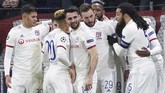 Para pemain Lyon menghampiri Tousart untuk merayakan gol ke gawang Wojciech Szczesny. (AP Photo/Laurent Cipriani)