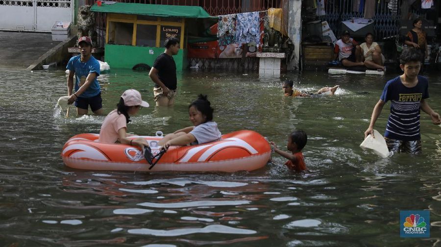Banjir Masih Genangi kawasan Pejagalan, Teluk Gong, Jakarta Utara, Kamis (27/2/2020). (CNBC Indonesia/Andrean Kristianto)