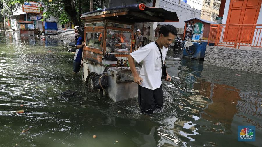 Banjir di Teluk Gong sudah melanda sejak Selasa dan hingga kini ketinggian banjir sekitar 40 hingga 50 cm.