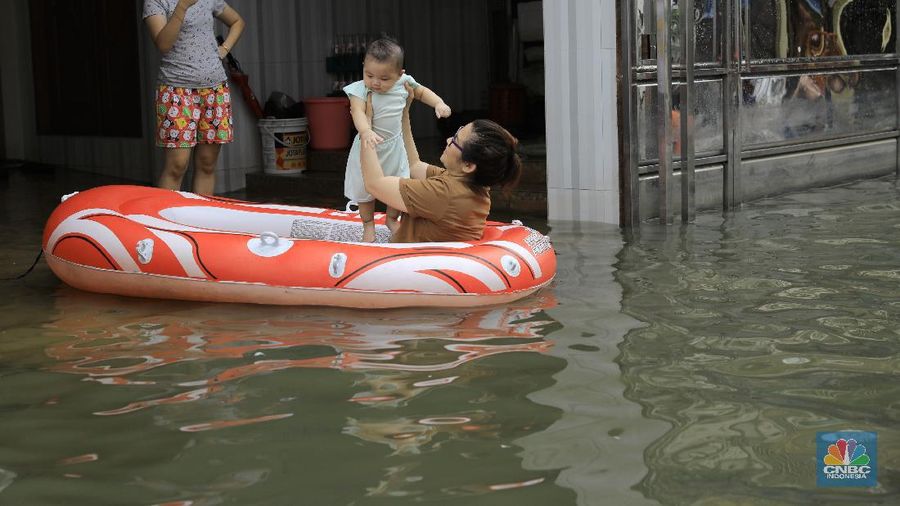 Banjir di Teluk Gong sudah melanda sejak Selasa dan hingga kini ketinggian banjir sekitar 40 hingga 50 cm.