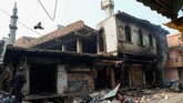 Dalam video yang beredar di media sosial, nampak massa merusak pengeras suara yang berada di menara masjid dan menggantinya dengan memasang bendera agama Hindu. (Photo by Sajjad HUSSAIN / AFP)
