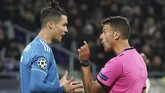 Ronaldo berargumen dengan wasit Jesus Gil Manzano di tengah laga babak 16 besar Liga Champions. (AP Photo/Laurent Cipriani)