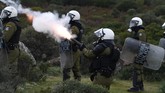 Puluhan polisi yang menghadapi para demonstran dilaporkan luka-luka. (Photo by ARIS MESSINIS / AFP)