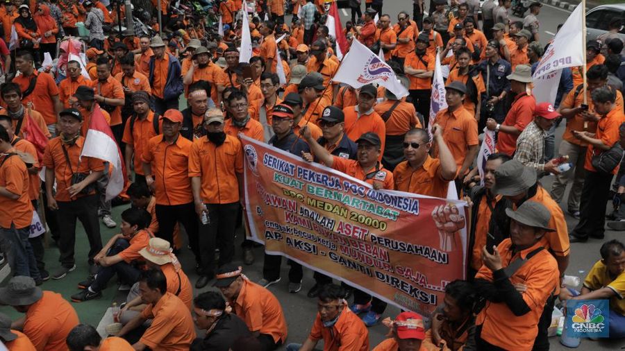 Para pekerja di perusahaan BUMN dan anak perusahaan BUMN menggelar aksi unjuk rasa di Kantor Menteri BUMN,