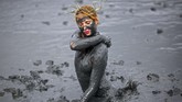 Seorang perempuan berlumur lumpur dalam pesta lumpur