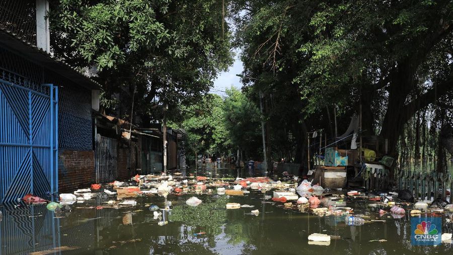Banjir di Teluk Gong sudah melanda sejak Selasa dan hingga kini ketinggian banjir sekitar 40 hingga 50 cm.