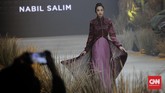 Sedangkan penggunaan motif dan kain tradisional ditonjolkan oleh Nabil Salim, Gee Batik by Sugeng Waskito, dan Dana Duriyatna. (CNN Indonesia/ Adhi Wicaksono)