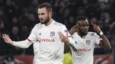 Lucas Tousart (kiri) merayakan gol yang membawa Lyon memimpin 1-0 pada menit ke-31. (AP Photo/Laurent Cipriani)